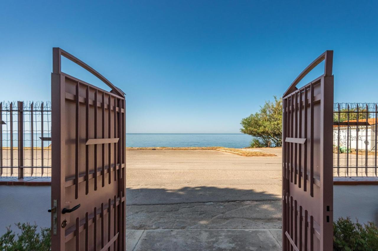 La Casa Davanti Al Mare Куарту-Сант'Элена Экстерьер фото